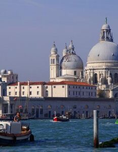 Il Triangolo della Salute: Struttura, Biochimica, Psiche in Equilibrio